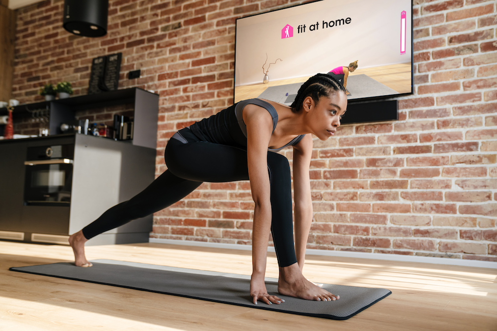 Yoga voor de tv met Fit at Home