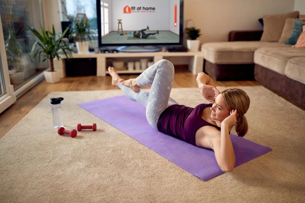 Iemand die buikspier workout doet