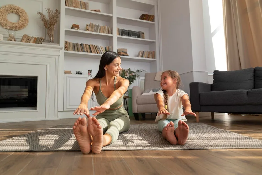 Gezin sport samen in de woonkamer met de Fit at Home app op tv