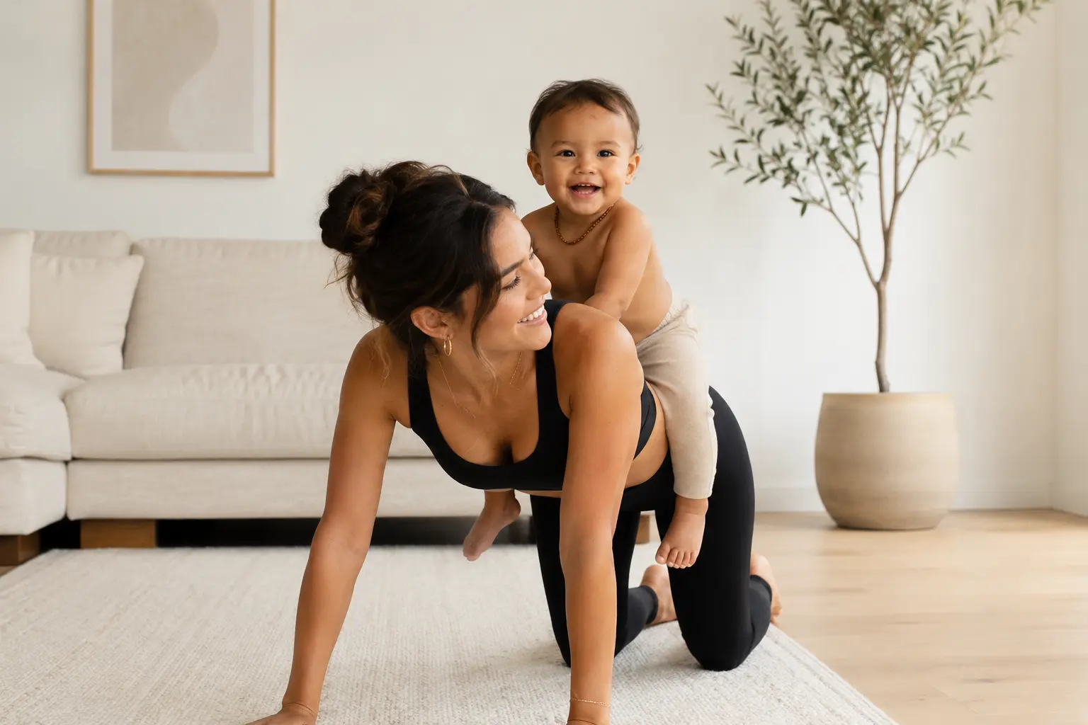 vrouw sport thuis na bevalling met baby in woonkamer