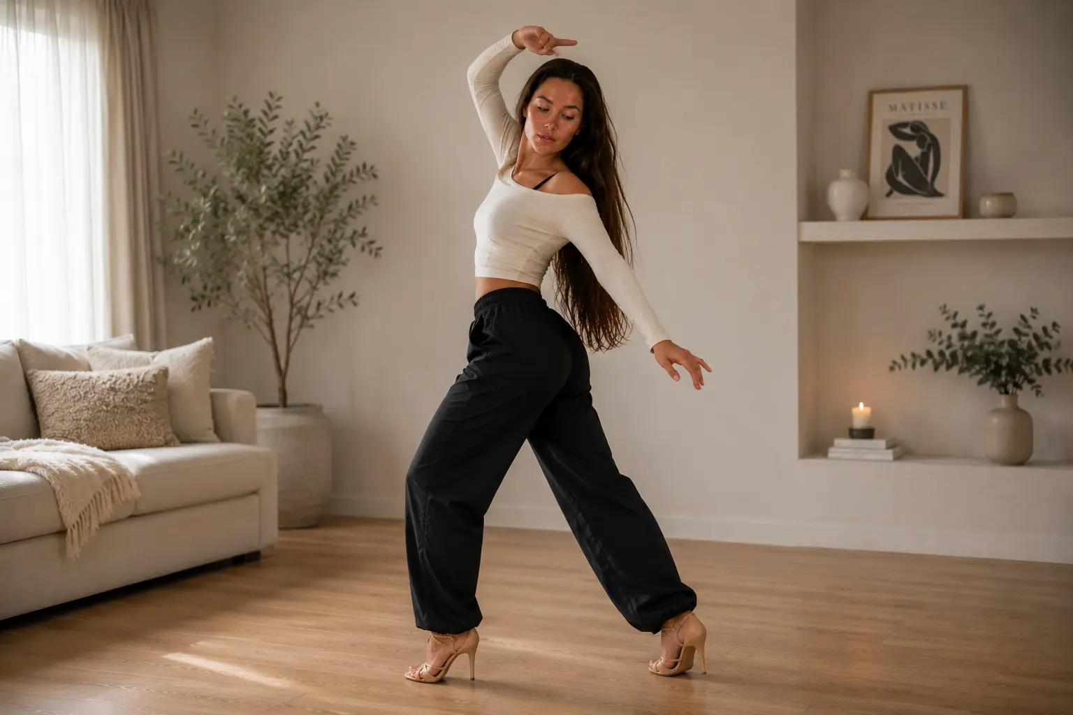Vrouw doet berlesque dans in een moderne woonkamer